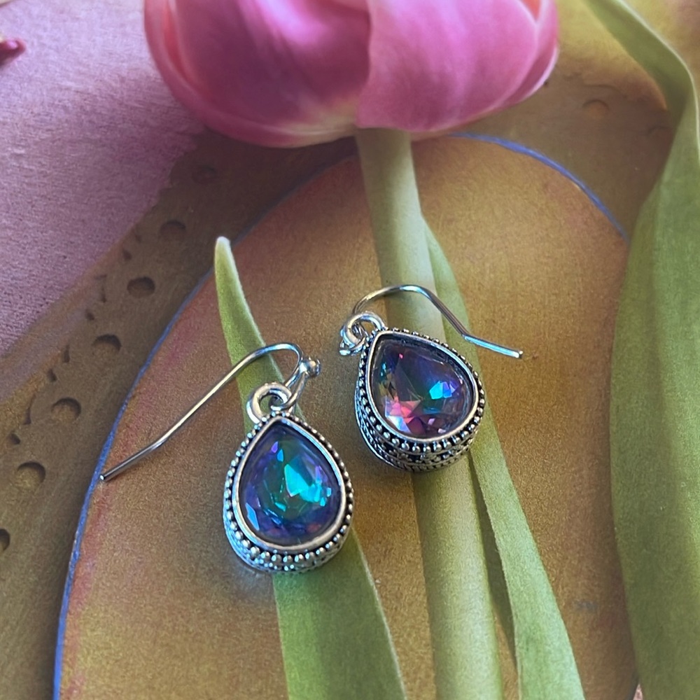 Sale 5 items for $20😎 Silver tone earring with a beautiful faux gemstone